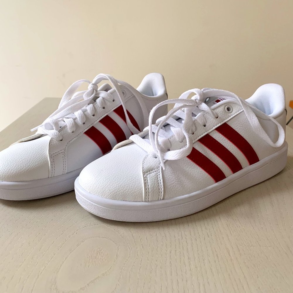 NEW condition Women’s Adidas Originals Float Cloudfoam 🤍 White & ❤️ maroon